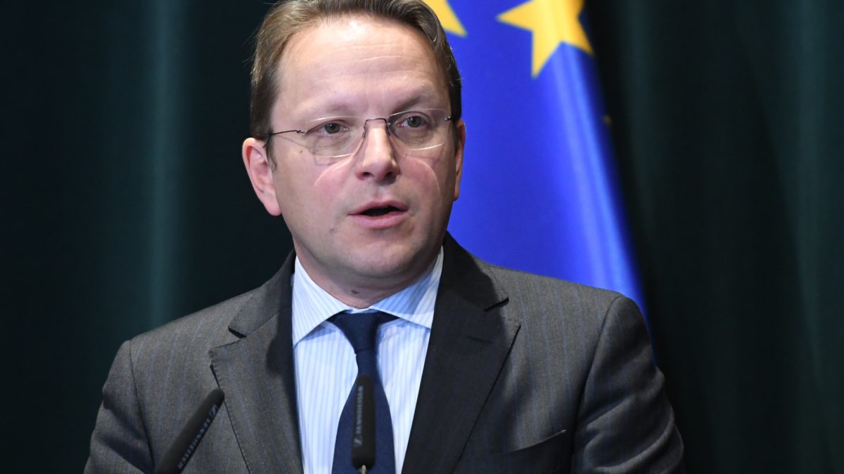 Poslanici Evropskog parlamenta sumnjaju da je Varhelji sa Dodikom dogovarao razbijanje BiH
