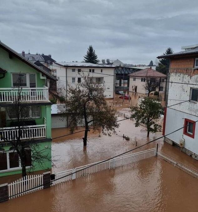 Poplave izazvale brojne probleme u Sarajevu: Kuće pod vodom, obustavljen trolejbuski saobraćaj